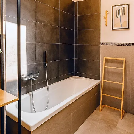 Mobydick, Central, Walk To The Beach, Private Parking Imperia