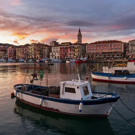 Mobydick, Central, Walk To The Beach, Private Parking * Imperia