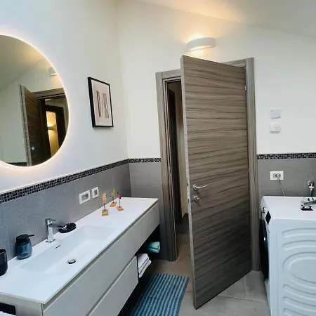 Apartment Gem, Walk To The Beach, Private Parking *