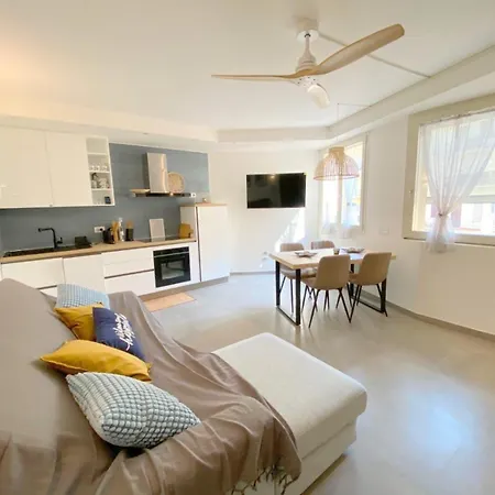 Gem, Walk To The Beach, Private Parking * Imperia