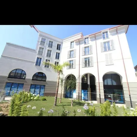 Gem, Walk To The Beach, Private Parking *