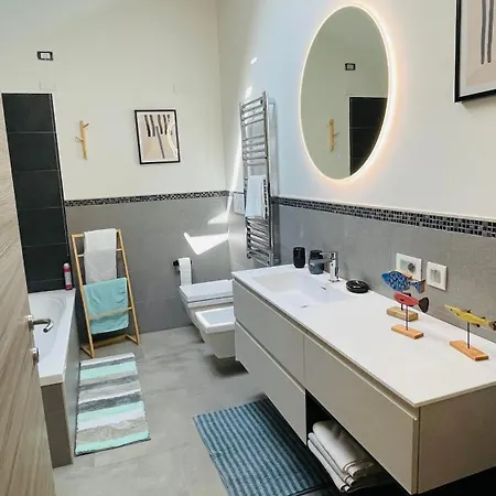 Apartment Gem, Walk To The Beach, Private Parking Imperia