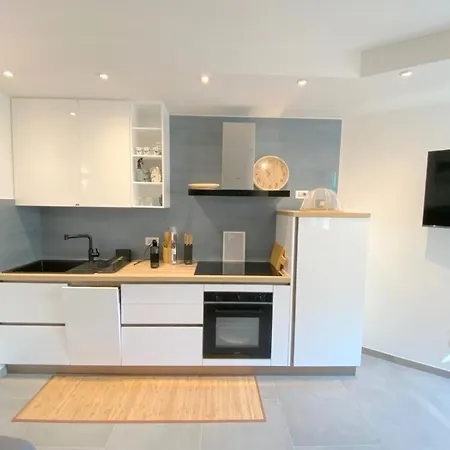 Apartment Gem, Walk To The Beach, Private Parking