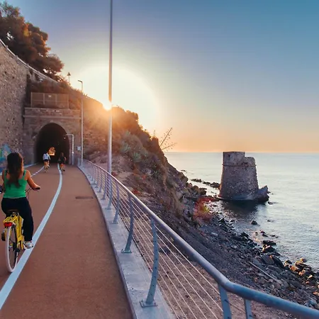 Mobydick, Central, Walk To The Beach, Private Parking Appartement