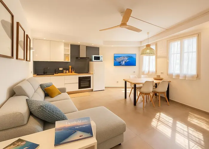 Mobydick, Central, Walk To The Beach, Private Parking Imperia